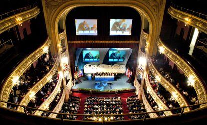 Sal&oacute;n principal del teatro El C&iacute;rculo en la clausura del III Congreso Internacional de la Lengua Espa&ntilde;ola, en Rosario (Argentina) en 2004.
