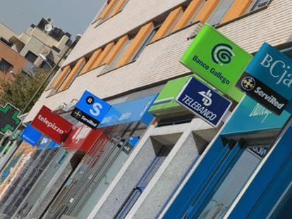 Oficinas de bancos y cajas en una calle de Madrid.