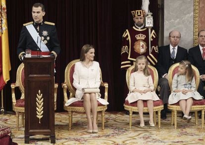 El rey Felipe VI, durante su primer discurso ante las Cortes Generales tras su proclamación. A su lado la reina Letizia, la princesa de Asturias y la infanta Sofía. 