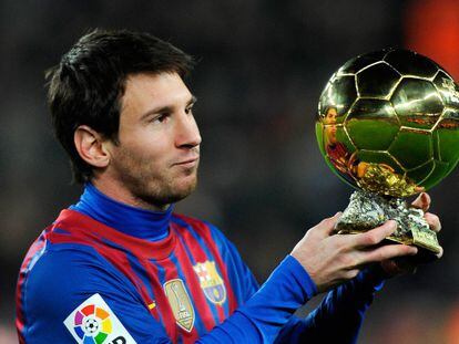 Messi ofrece el Balón de Oro del año pasado a la grada del Camp Nou.