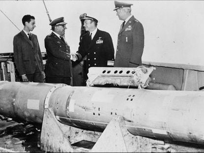 El general Arturo Montel (izquierda) felicita al vicealmirante de EE UU W. S. Guest tras el rescate de la bomba.