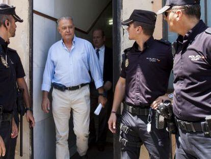 El exconsejero Ángel Ojeda, a su salida de los juzgados de Cádiz este agosto.
