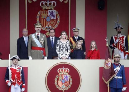 Los Reyes, junto a sus hijas, la Princesa de Asturias y la infanta Sofía, presiden el desfile militar, durante el acto central del Día de la Fiesta Nacional.