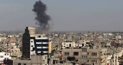 Humo tras un ataque israel&iacute; en Rafah, al sur de la franja de Gaza, este jueves. 