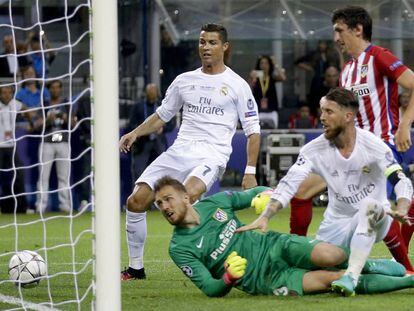 Sergio Ramos mete el primer gol en Milán.
