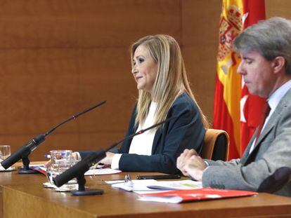 Cristina Cifuentes junto a &Aacute;ngel Garrido en la rueda de prensa tras el Consejo de Gobierno.