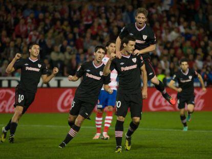 Los jugadores del Athletic celebran el primer gol.