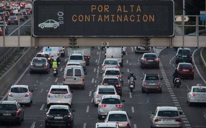 Un panel luminoso indica la activación del protocolo anticontaminación en Madrid. 