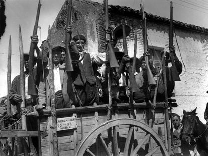 Campesinos del bando republicano muestran sus armas en Talavera de la Reina (Toledo), en una imagen de 1936,