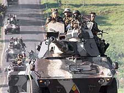 Un tanque colombiano avanza cerca de la ciudad de Puerto Rico en enero de 2002.