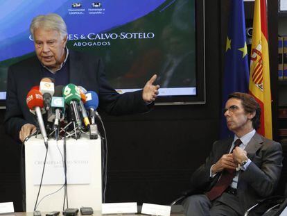 El expresidente del Gobierno Felipe González y el expresidente José María Aznar, durante el acto celebrado en Madrid por Leopoldo López