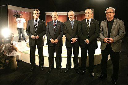 De izquierda a derecha: Artur Mas,José Montilla,Josep Piqué,Carod-Rovira y Joan Saura en el debate de TV3 que mantuvieron los principales candidatos a la Generalitat