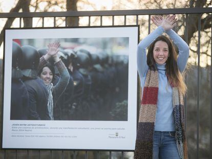 Bárbara Durán posa sobre una fotografía suya de 2004 en una manifestación en Madrid.
