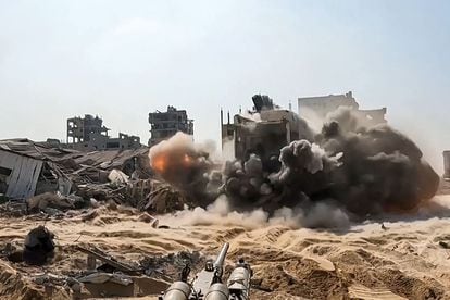 Imagen extraída de un vídeo del ejército israelí destruyendo un edificio en la Franja, este sábado.