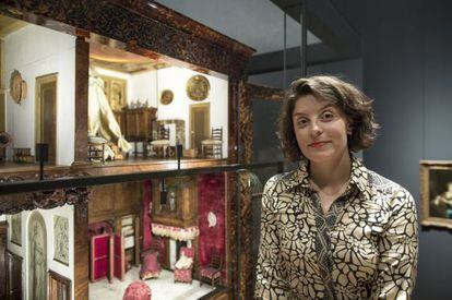 Jessie Burton y la casita de mu&ntilde;ecas que inspira su novela, en el Rijksmuseum.