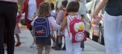 Dos niñas a la entrada del colegio público Los Ángeles de Pozuelo de Alarcón.