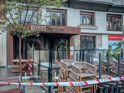 Fachada y terraza del restaurante Burro Canaglia, precintado por el incendio sufrido la noche del viernes en Madrid.