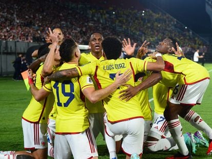 Los seleccionados colombianos festejan el gol de Rafael Santos Borré, este martes en Asunción (Paraguay).