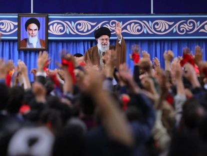 El líder supremo de Irán, Ali Jamenei, en un encuentro con estudiantes en Teherán, este sábado.