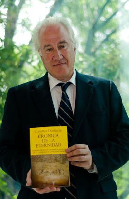 Christian Duverger, con su libro.