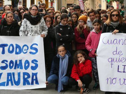 Decenas de personas se concentran en Nerva en repulsa por la muerte de Laura Luelmo. 