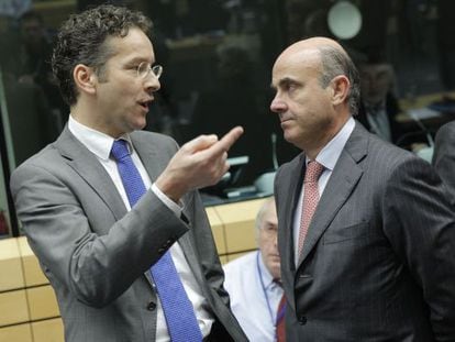 El presidente del Eurogrupo, Jeroen Dijsselbloem, con el ministro de Econom&iacute;a, Luis de Guindos, en diciembre de 2013. 