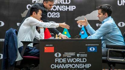 Niepómniashi y Ding durante la última partida del Mundial de Ajedrez, en Astaná este sábado.