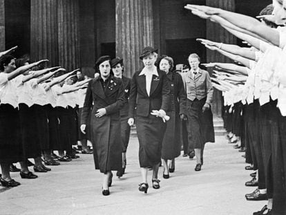 Pilar Primo de Rivera entre jóvenes nazis. 