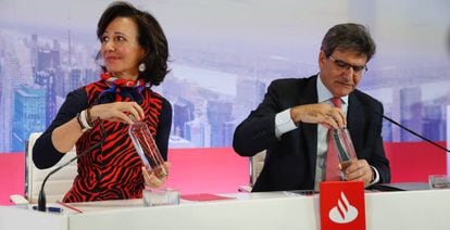 Ana Botín, presidenta de Banco Santander, junto a José Antonio Álvarez, CEO; en la presentación de resultados de hoy.