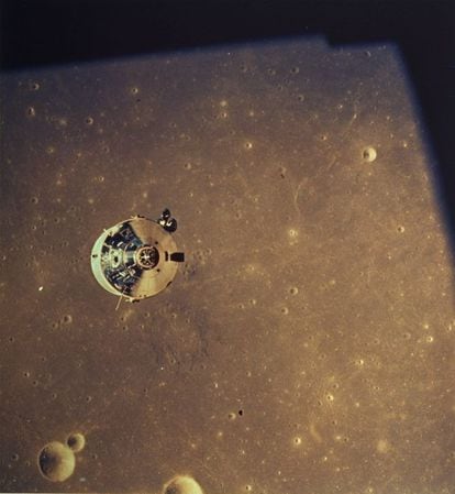 El módulo de mando pilotado por Collins visto desde la Luna.