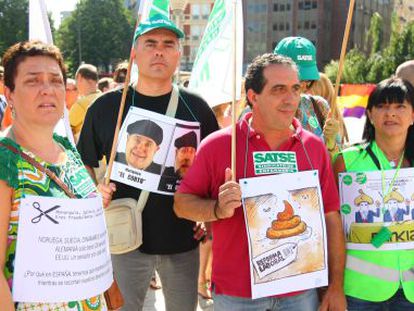 Varios sindicatos de Enfermería durante una protesta frente a la subdelegación del Gobierno, ayer en Bilbao.