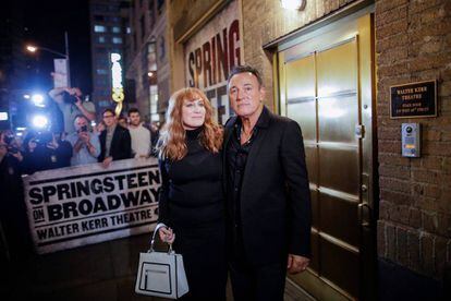 Bruce Springsteen y su mujer, Patti Scialfa, en la entrada del Walter Kerr Theatre de Broadway (Nueva York), donde tiene lugar su espectáculo 'Springsteen on Broadway'.