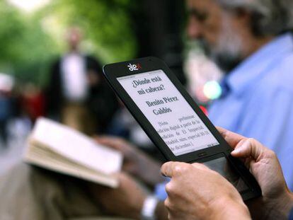 Un lector maneja un libro electrónico.