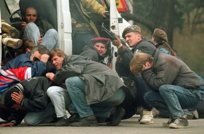 Un soldado bosnio entre varios civiles dispara hacia un francotirador serbio, en el centro de Sarajevo el 6 de abril de 1992.