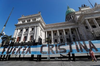Una bandera en apoyo a Cristina Kirchner cuelga de la reja que bordea al Congreso, en Buenos Aires, el 23 de agosto de 2022.