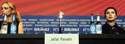 Nina Hoss (izq.) e Isabella Rosselini, flanquean en la Berlinale la silla vacía de Jafar Panahi