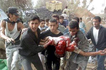 Varios jóvenes trasladan el cadáver de un manifestante en octubre de 2000 en Nuseirat (Gaza).