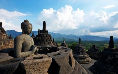 Terraza del templo budista de Borobudur, cerca de Yogyakarta (Indonesia) y a los pies del volcán Merapi.