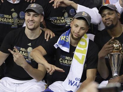 Thompson, Curry y Durant, con el trofeo al MVP.