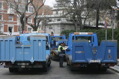 Varias grúas en una calle del centro de Madrid. 