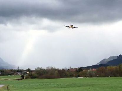 El viento obliga a abortar la maniobra de descenso de un avión que llega a tocar la pista en Austria