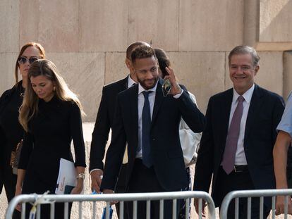 Neymar a su llegada al juicio por el ‘caso Neymar 2’, en la Audiencia de Barcelona, el 18 de octubre de 2022.