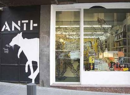 La librería Anti-, en la calle Dos de Mayo de Bilbao, ofrece hasta abril una exposición del estudio madrileño de arquitectura y diseño Picnic.
