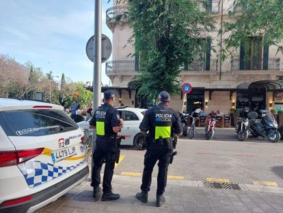 La Policía Local de Palma en un control en la zona de Santa Catalina.