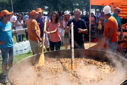 Inés Arrimadas prepara la paella popular que Ciutadans ofrecerá en Premià de Mar para celebrar la Diada.