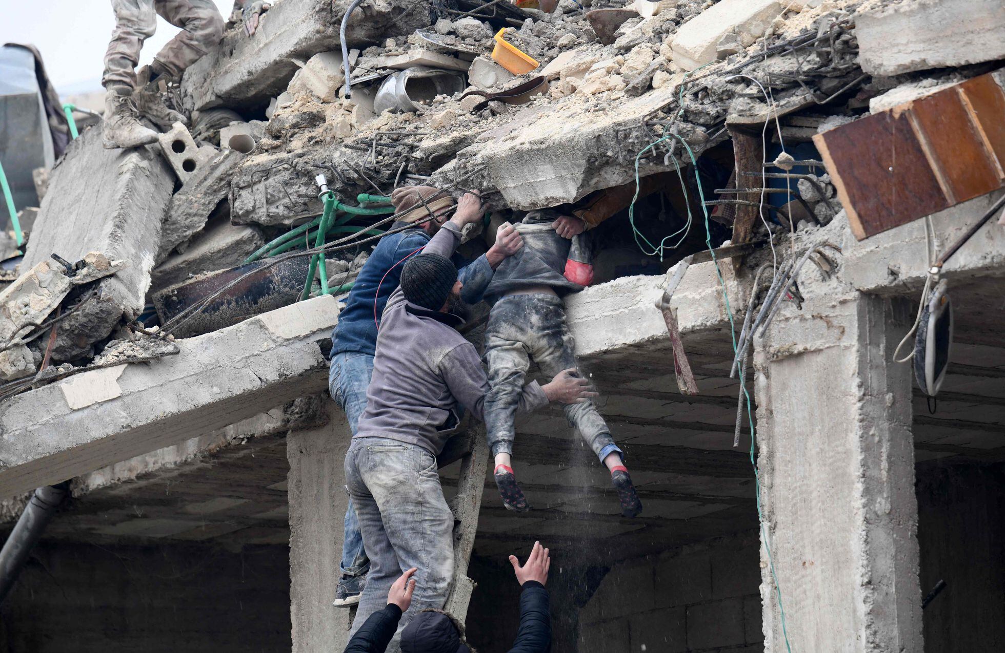 Varios residentes rescataban este lunes a una niña de un edificio colapsado en la ciudad siria de Jandaris.