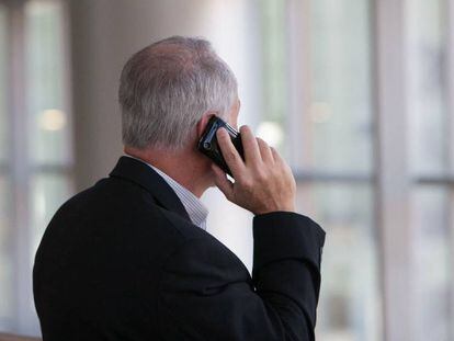 Un usuario atiende una llamada en su móvil.