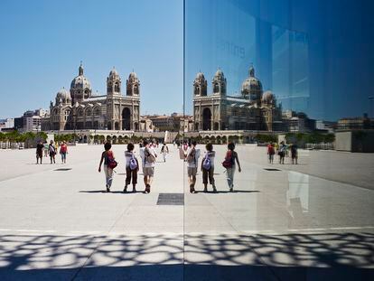 Paseantes y turistas frente a la catedral de Marsella, capital de la Provenza (Francia).