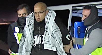 La Polic&iacute;a expulsa a Rafa Zouhier, condenado por el 11-M, tras salir de prisi&oacute;n, el pasado 16 de marzo.