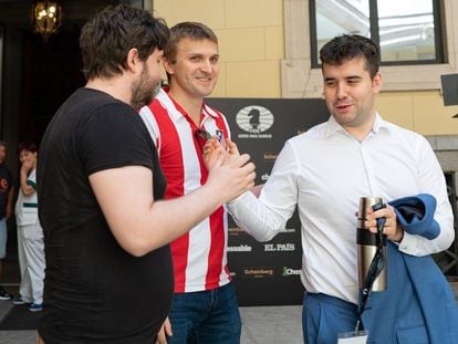 Ian Niepómniashi, a la derecha, felicitado por su equipo tras ganar el Torneo de Candidatos en Madrid